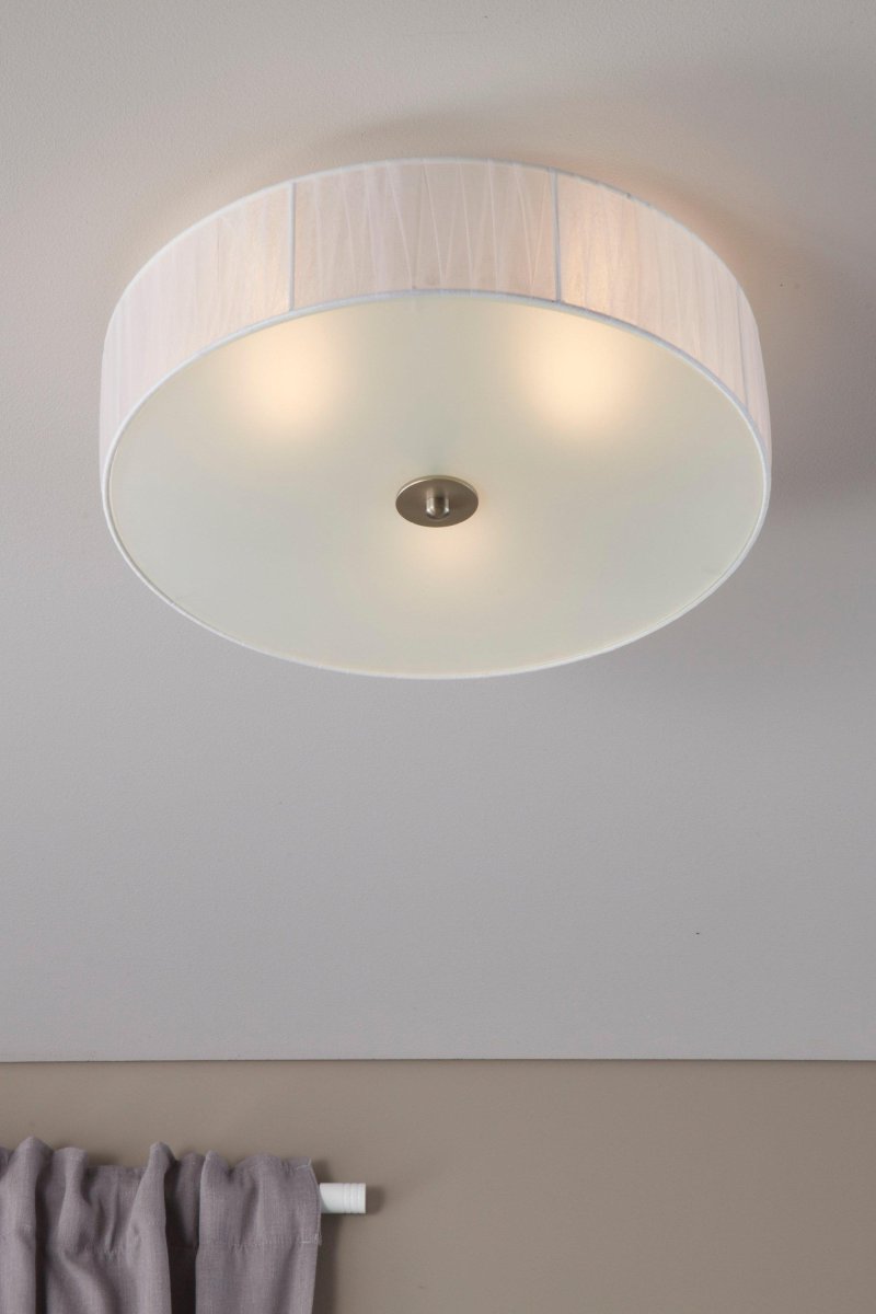 Byske Ø40 Hvit plafond Fra Markslöjd - Stilig tak i en smakfull blanding av hvitt tekstil og frostet glass.