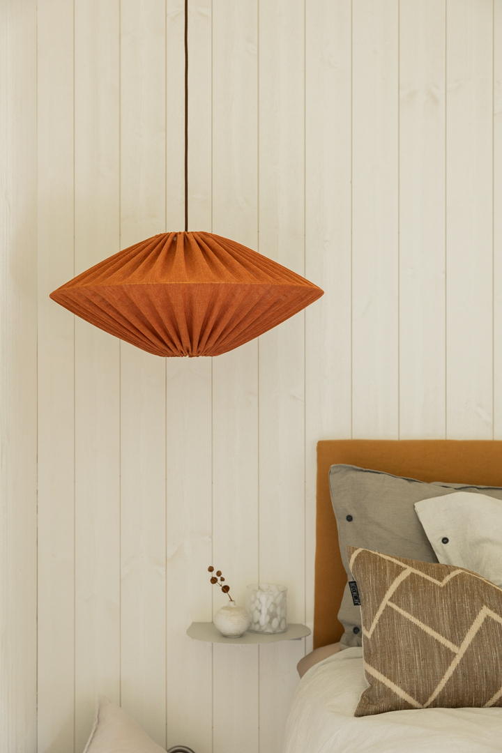 Figo Skjerm Ekskl. Oppheng Ø58 Rust Taklampe Fra Alde & Lind - Fargen kan oppleves som både rød og oransje når lampen er på, avhengig av hvilken lyskilde du velger.