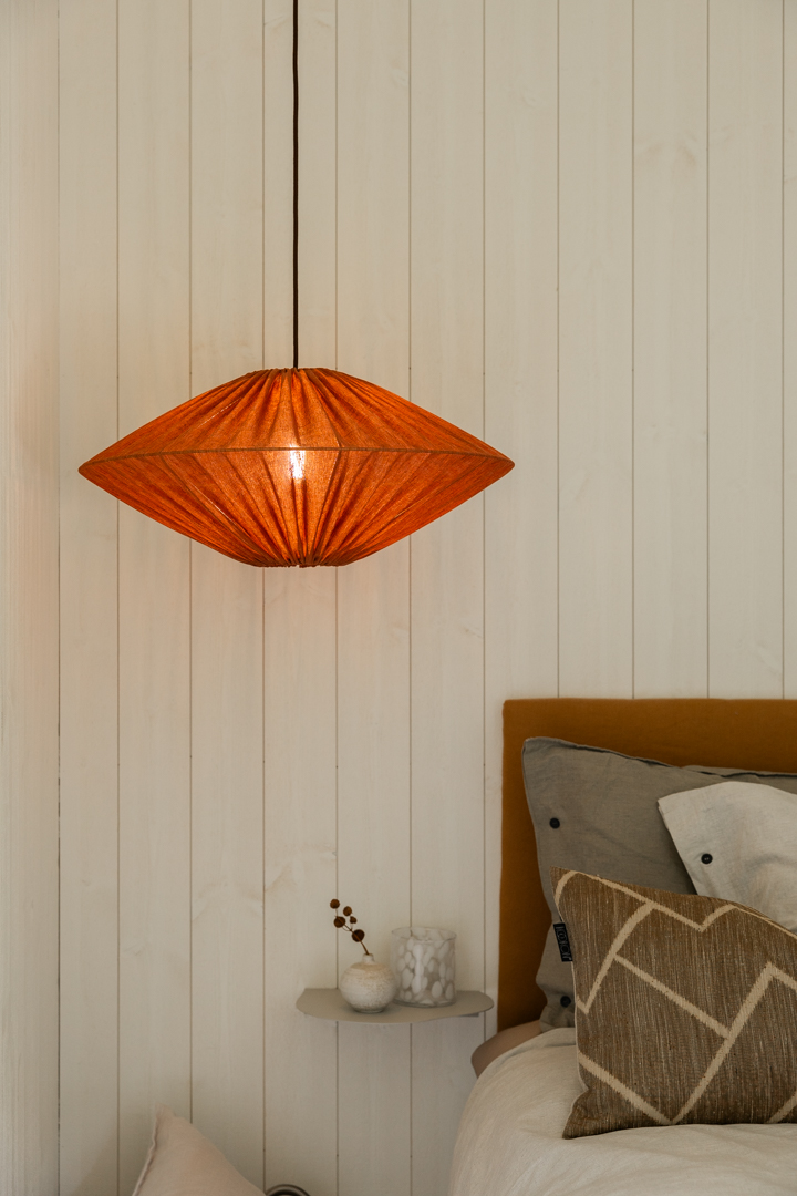 Figo Skjerm Ekskl. Oppheng Ø58 Rust Taklampe Fra Alde & Lind - Fargen kan oppleves som både rød og oransje når lampen er på, avhengig av hvilken lyskilde du velger.