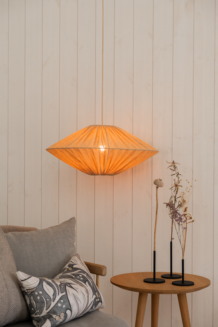 Figo Skjerm Ekskl. Oppheng Ø58 Honning Taklampe Fra Alde & Lind - Fargen kan oppleves som både lysebrun og lysegul når lampen er på, avhengig av hvilken lyskilde du velger.