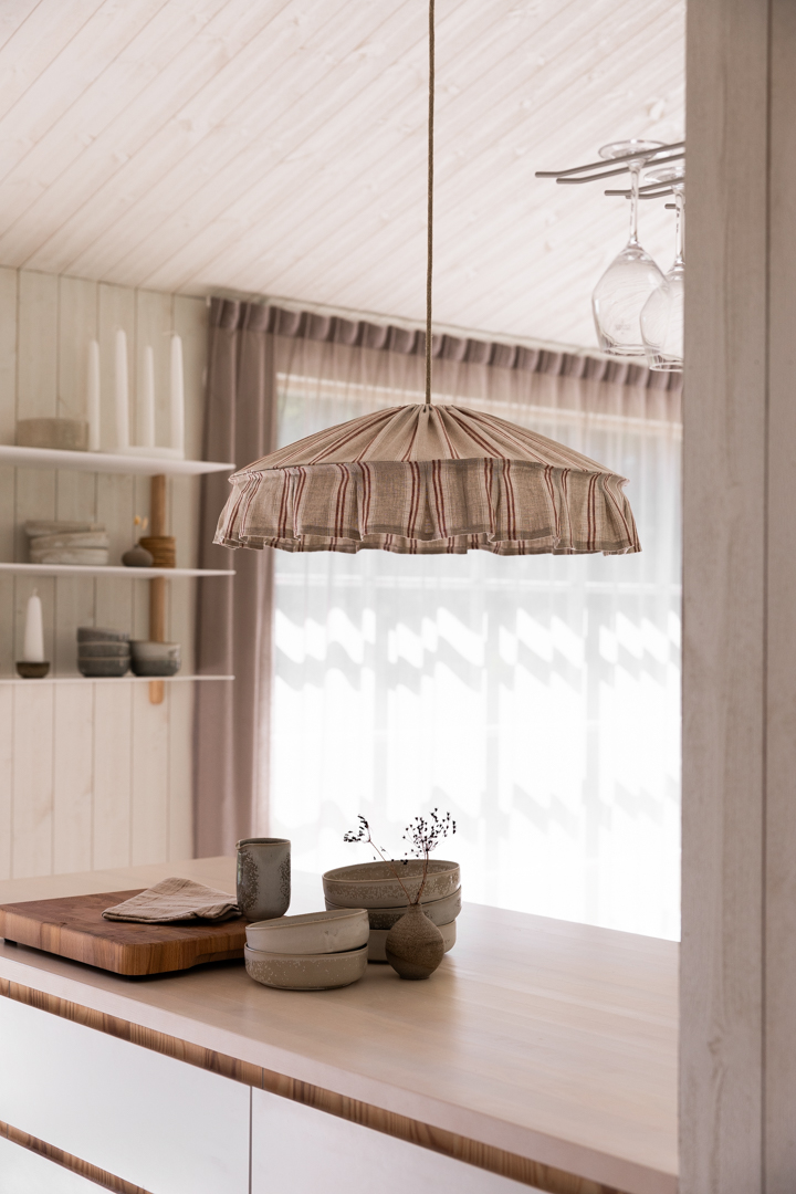 Vinga Skjerm Ekskl. Oppheng Ø58 Natur/rust Taklampe Fra Alde & Lind - Vinga er en dekorativ taklampeskjerm laget av 100 % lin med et stripete mønster i rustfargede og naturlige toner.