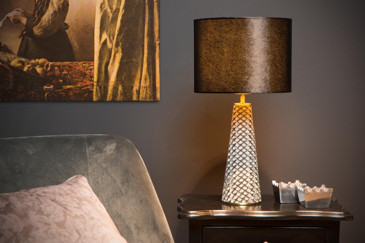 Extravaganza Velvet 47cm Svart bordlampe Fra Lucide - Det er som om lyset skinner fra bunnen av lampen &ndash; en optisk illusjon som garantert vil overraske alle besøkende.