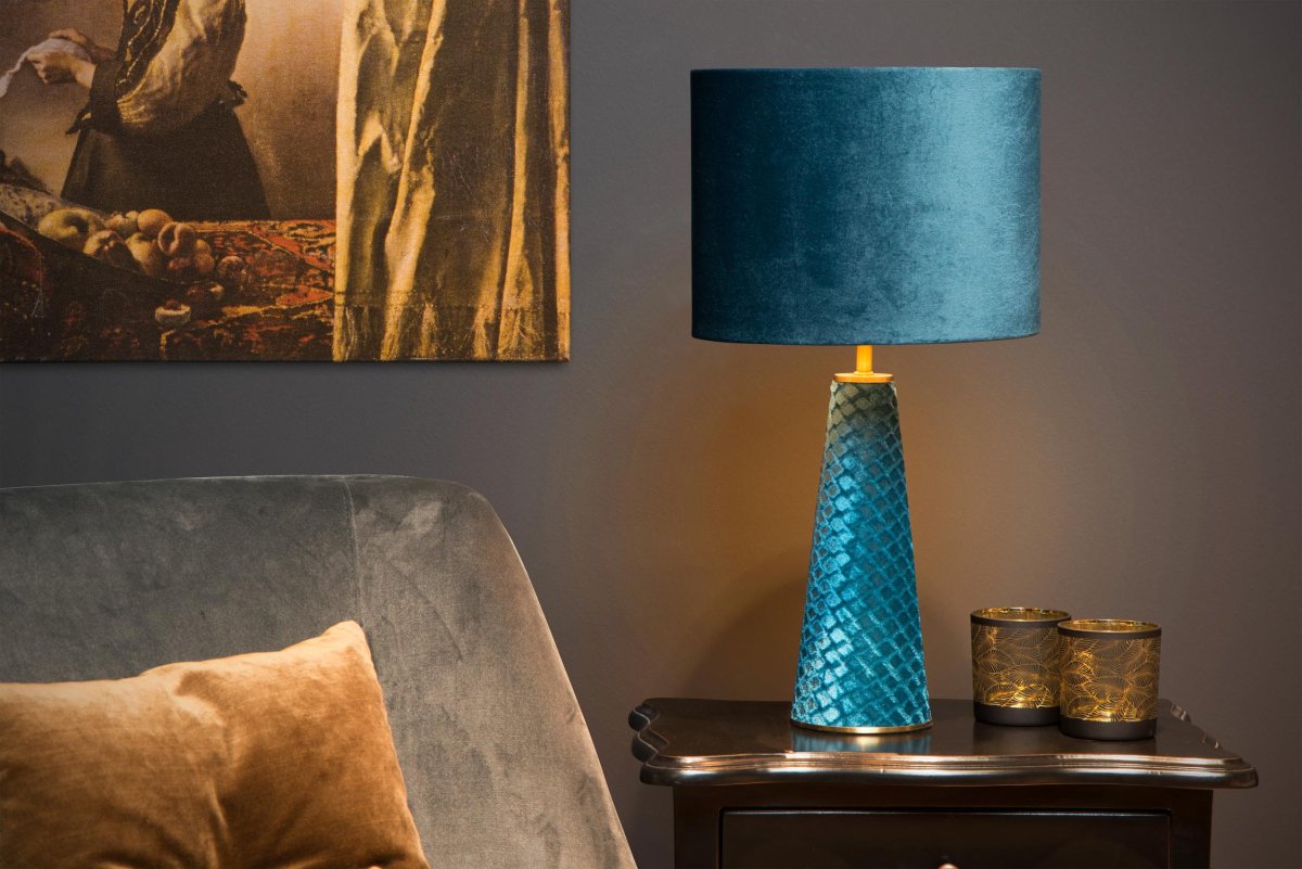 Extravaganza Velvet 47cm Turkis bordlampe Fra Lucide - Det er som om lyset skinner fra bunnen av lampen &ndash; en optisk illusjon som garantert vil overraske alle besøkende.