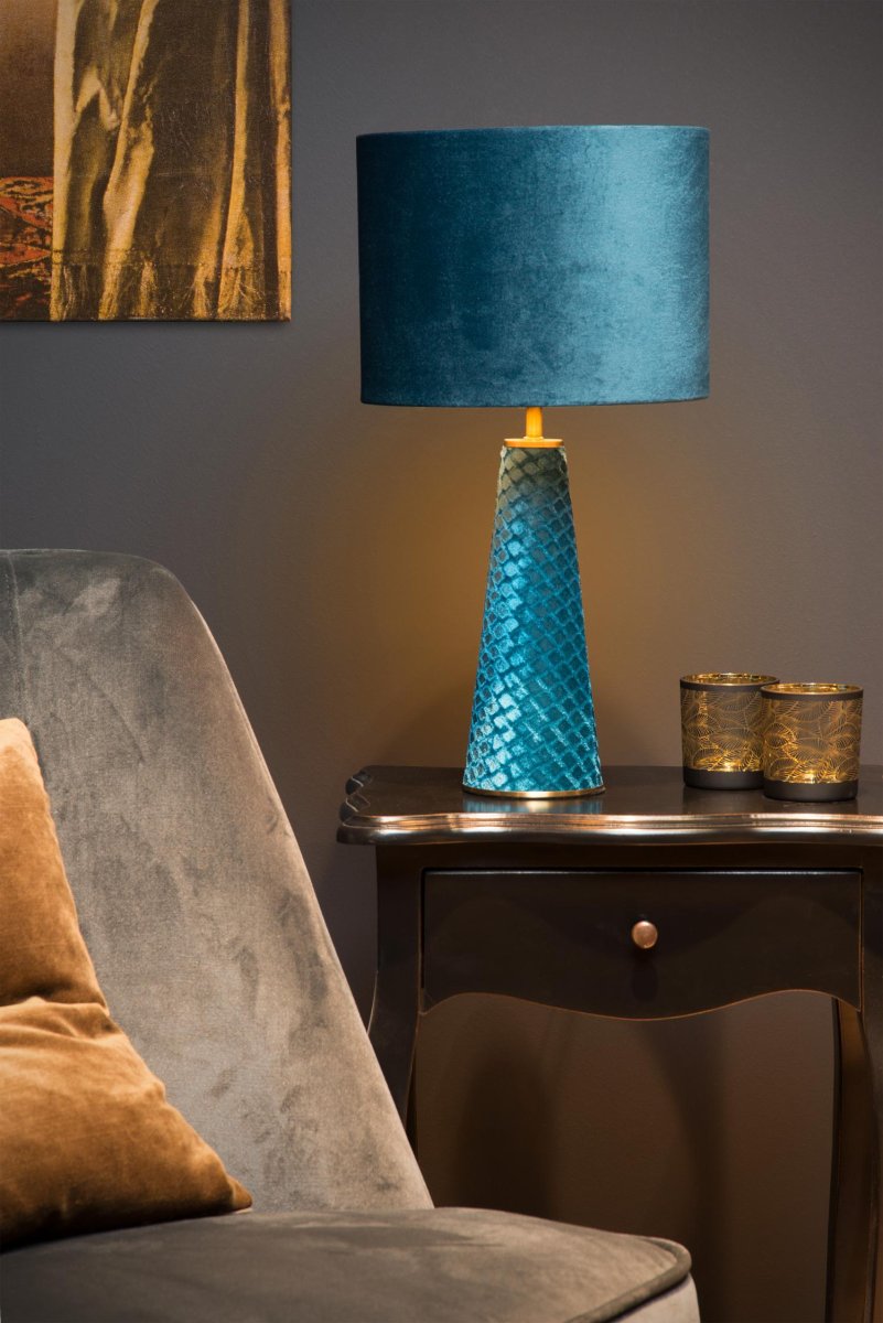 Extravaganza Velvet 47cm Turkis bordlampe Fra Lucide - Det er som om lyset skinner fra bunnen av lampen &ndash; en optisk illusjon som garantert vil overraske alle besøkende.