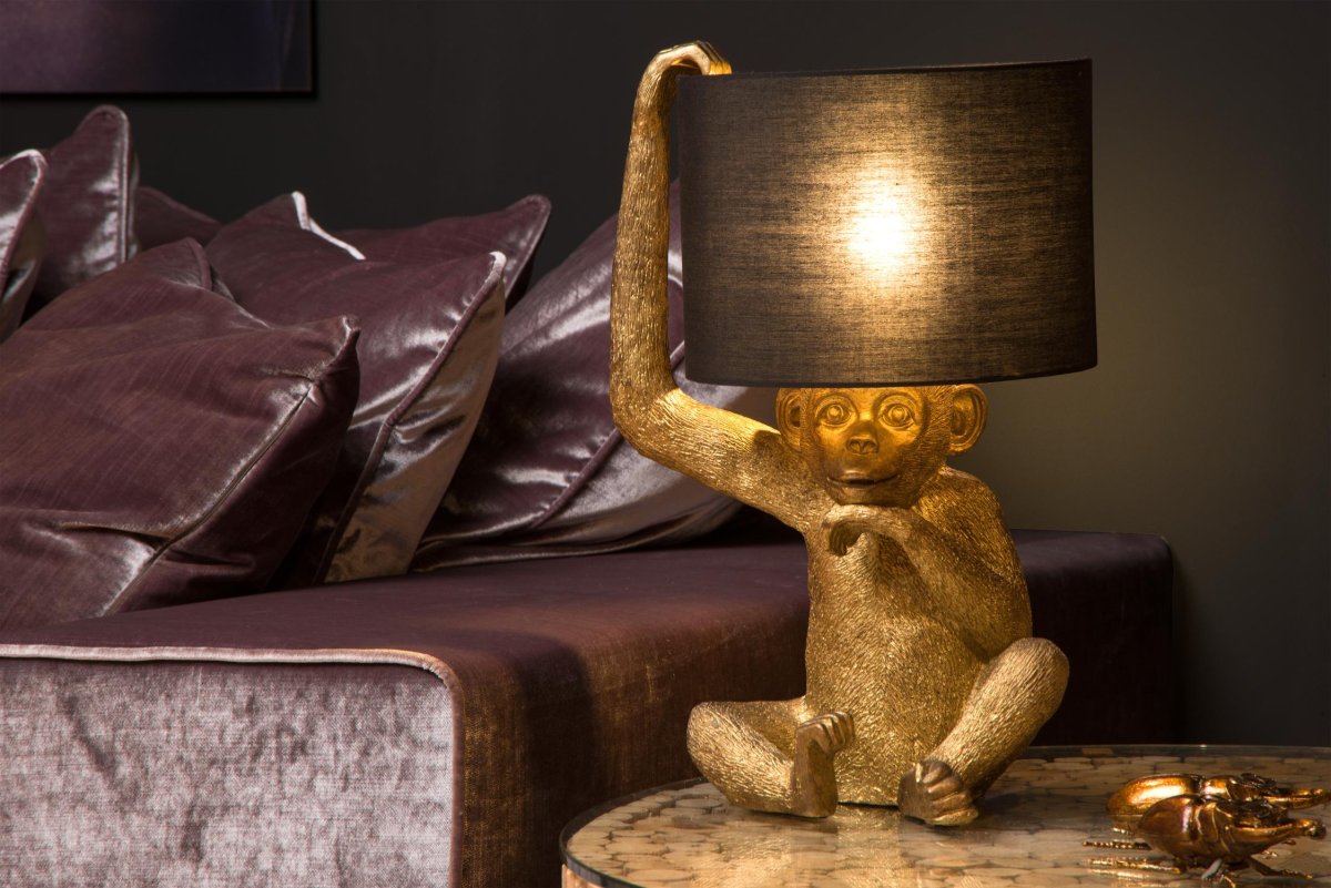 Extravaganza Chimp 45cm Svart bordlampe Fra Lucide - Med hånden under haken og åpne, ervervede øyne inviterer den til en forfriskende mimikk og en følelse av beundring.