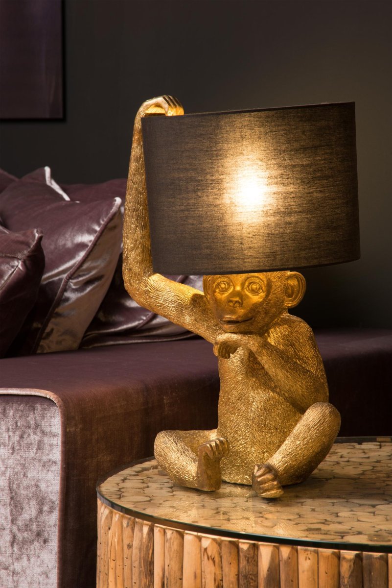 Extravaganza Chimp 45cm Svart bordlampe Fra Lucide - Med hånden under haken og åpne, ervervede øyne inviterer den til en forfriskende mimikk og en følelse av beundring.