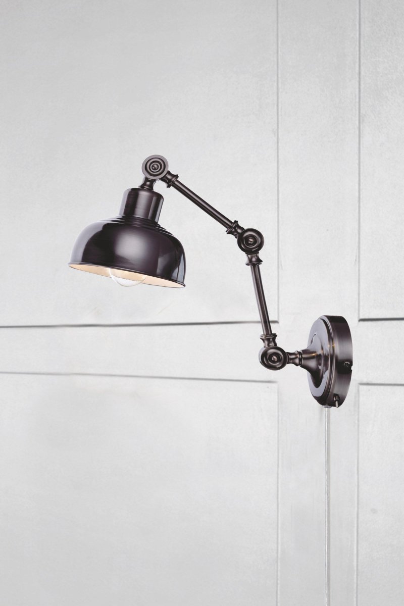 Grimstad 48cm Antikk grå vegglampe Fra Markslöjd - Laget av slitesterkt metall med effektbryter på; ledning, noe som gjør det enkelt å bruke og plassere.