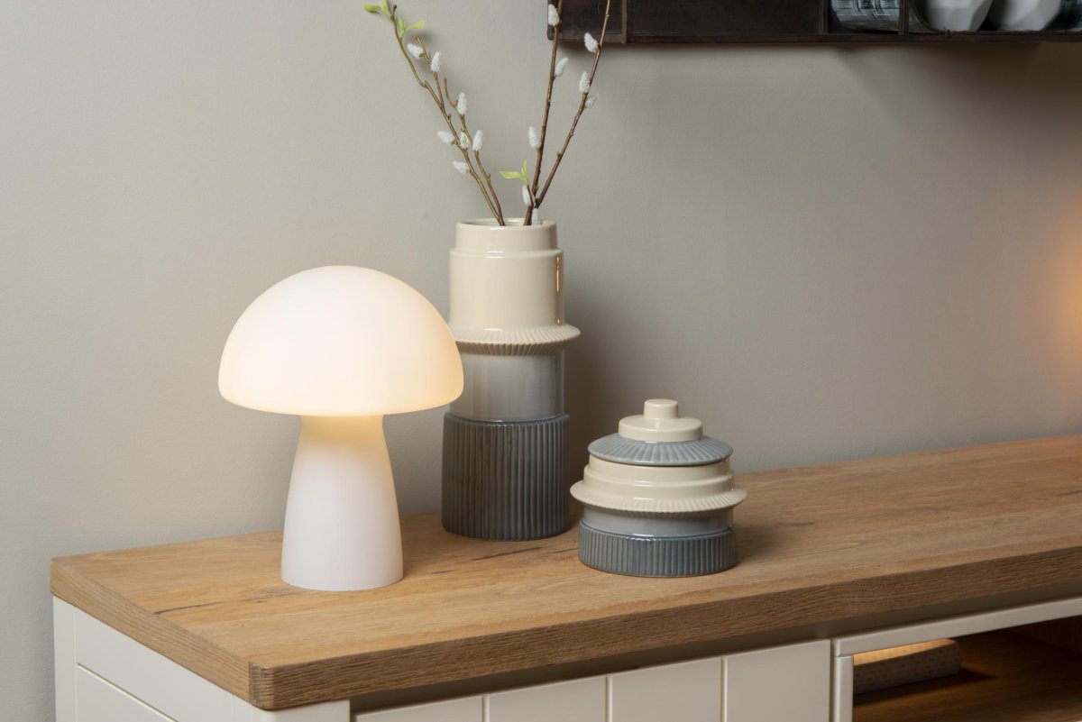 Fungo 28cm Opal bordlampe Fra Lucide - Fungo er allsidig og passer like godt på; bokhyllen, kurven med blomster eller som nattlampe på barnas soverom.
