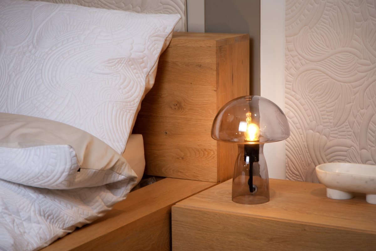 Fungo 28cm Røykfarget bordlampe Fra Lucide - Fungo er allsidig og passer like godt på; bokhyllen, kurven med blomster eller som nattlampe på barnas soverom.