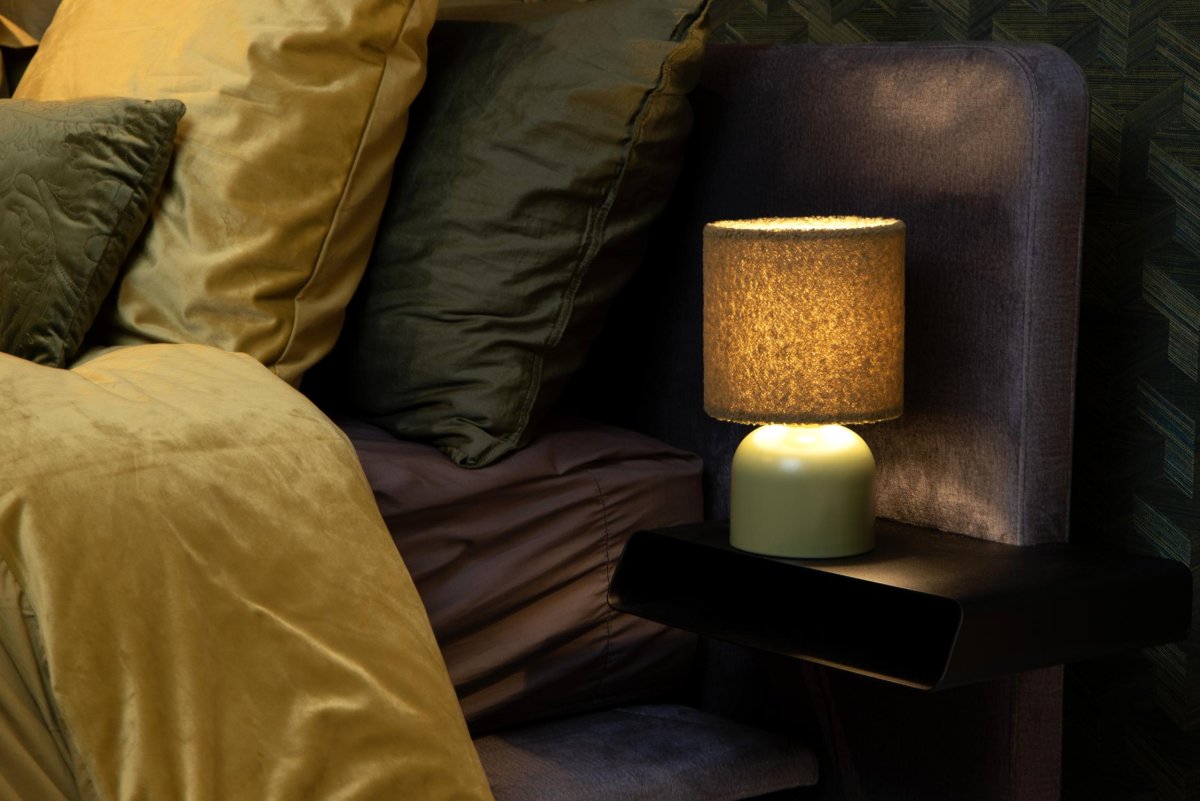Woolly 28cm Grønn bordlampe Fra Lucide - Den elegante basen har også&aring; en diameter p&aring; 16 centimeter, noe som gir en balansert totalhøyde på 28 centimeter.