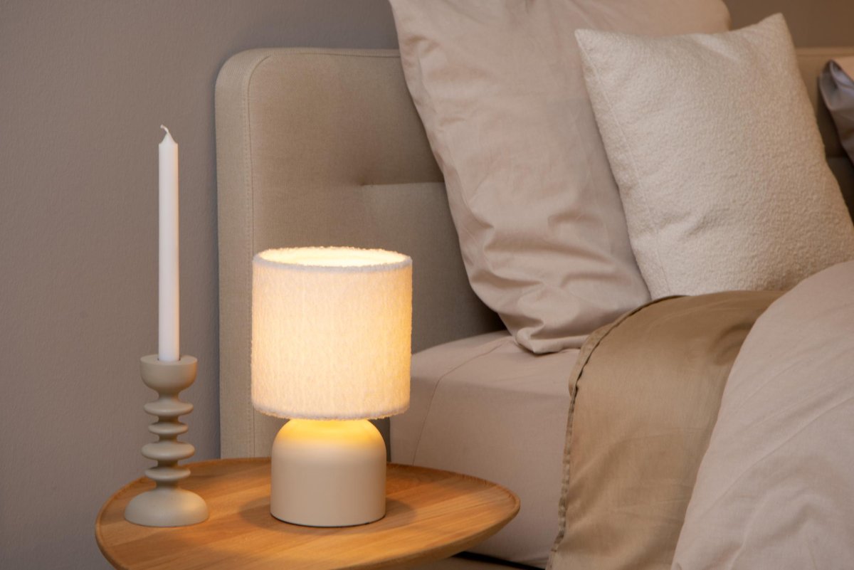 Woolly 28cm Krem bordlampe Fra Lucide - Den elegante basen har også&aring; en diameter p&aring; 16 centimeter, noe som gir en balansert totalhøyde på 28 centimeter.