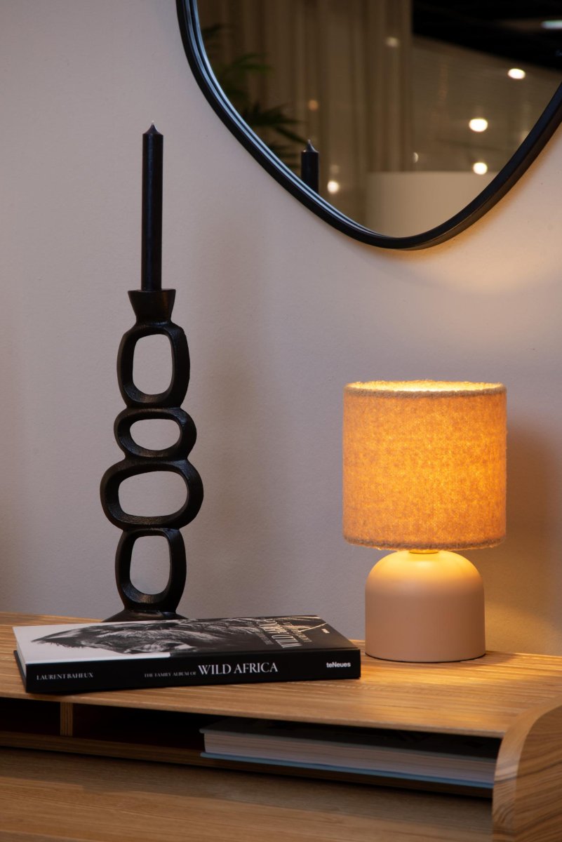 Woolly 28cm Gul bordlampe Fra Lucide - Den elegante basen har også&aring; en diameter p&aring; 16 centimeter, noe som gir en balansert totalhøyde på 28 centimeter.