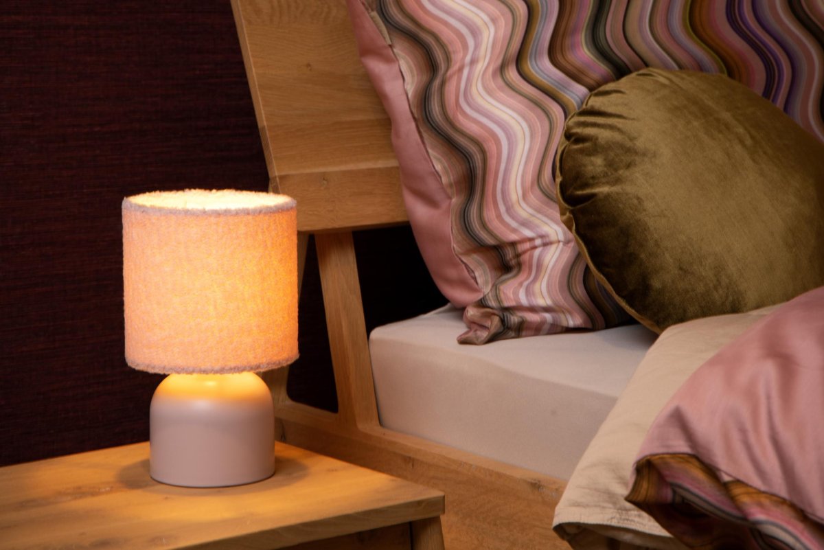 Woolly 28cm Rosa bordlampe Fra Lucide - Den elegante basen har også&aring; en diameter p&aring; 16 centimeter, noe som gir en balansert totalhøyde på 28 centimeter.