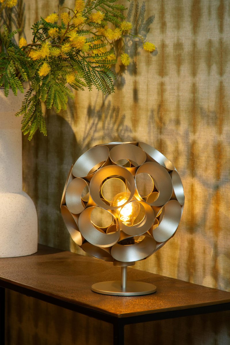 Hannelore 30cm Matt gull/messing bordlampe Fra Lucide - 29 centimeter og en diameter på 25 centimeter er Hannelore akkurat passe størrelse for å fange blikket.