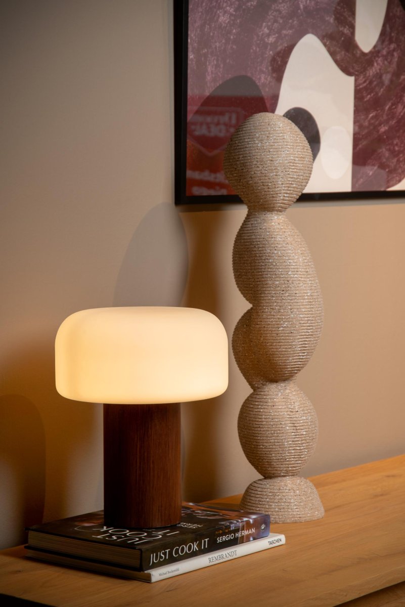 Kenan 28cm Tre bordlampe Fra Lucide - Med en bredde p&aring; 22 centimeter og en h&oslash;yde p&aring; 28 centimeter er bordlampen perfekt proporsjonert.