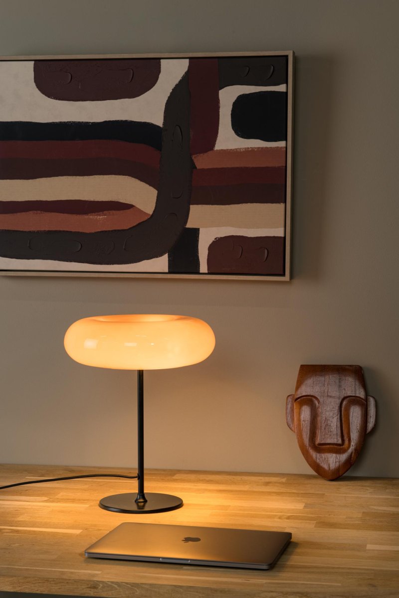Sentino 37cm Oransje bordlampe Fra Lucide - Denne bordlampen har en blank glassskjerm i form av en smultring, plassert p&aring; en stilig metallfot.