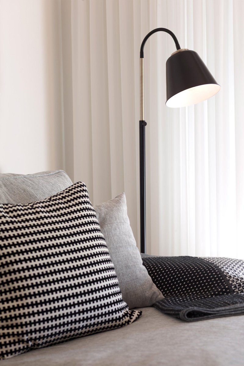 Kolding Svart gulvlampe Fra Markslöjd - Elegant gulvlampe i sort stål med detaljer i antikkfarget messing, perfekt for det tidløse hjemmet eller kontoret.
