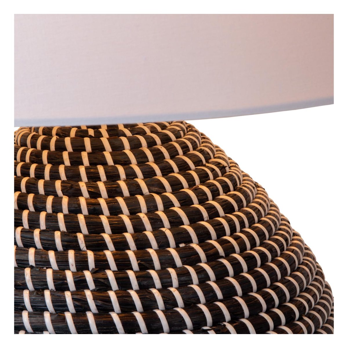 Maduka 54cm Svart bordlampe Fra Lucide - Hvis du elsker myke og naturlige materialer og brenner for b&aelig;rekraftige produkter, er Maduka bordlampen for deg.