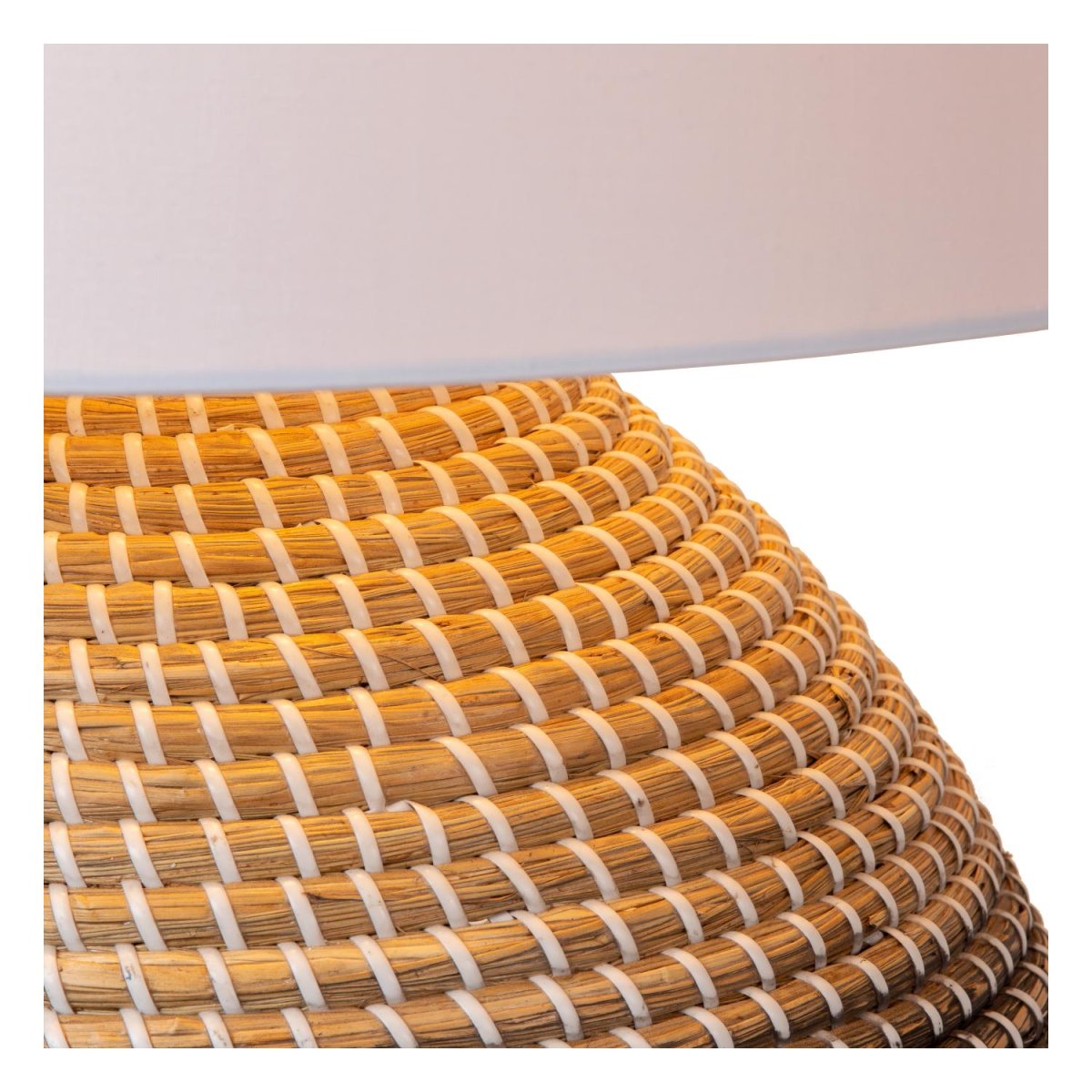 Maduka 54cm Natur bordlampe Fra Lucide - Hvis du elsker myke og naturlige materialer og brenner for b&aelig;rekraftige produkter, er Maduka bordlampen for deg.