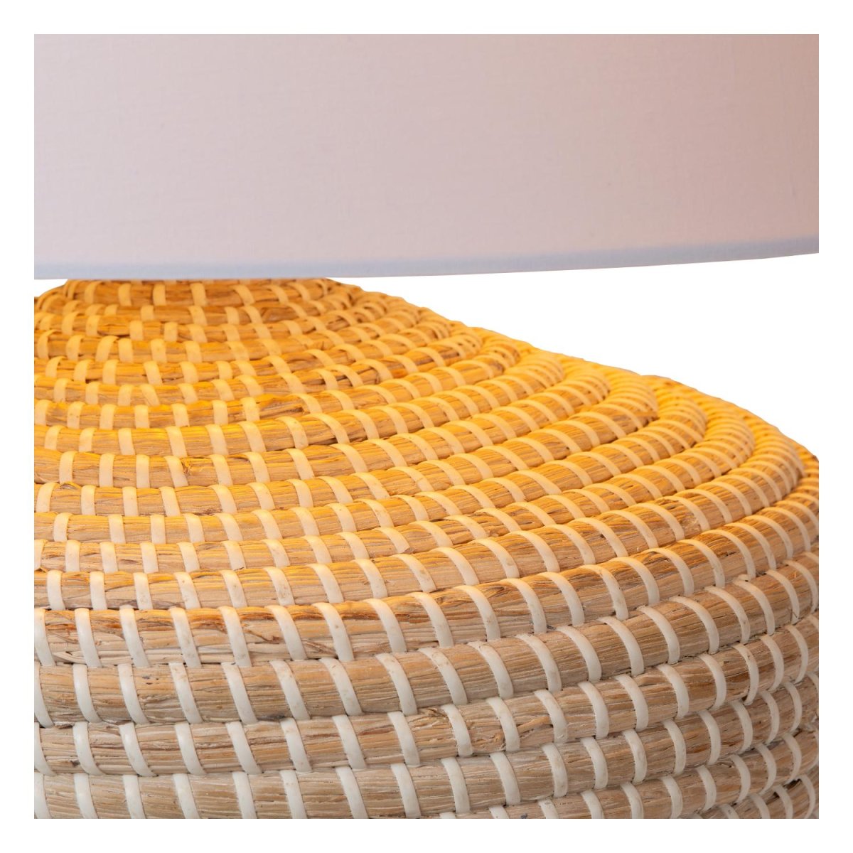 Ambala 64cm Natur bordlampe Fra Lucide - Denne lampen er perfekt for en kommode, et sidebord eller et salongbord i et koselig soverom.