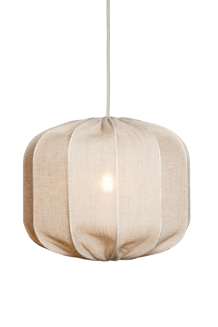 Dester Skjerm Ekskl. Oppheng Ø38 Natur Taklampe Fra Alde & Lind - Linstoffet gir Dester-lampeskjermen et sofistikert og elegant uttrykk.