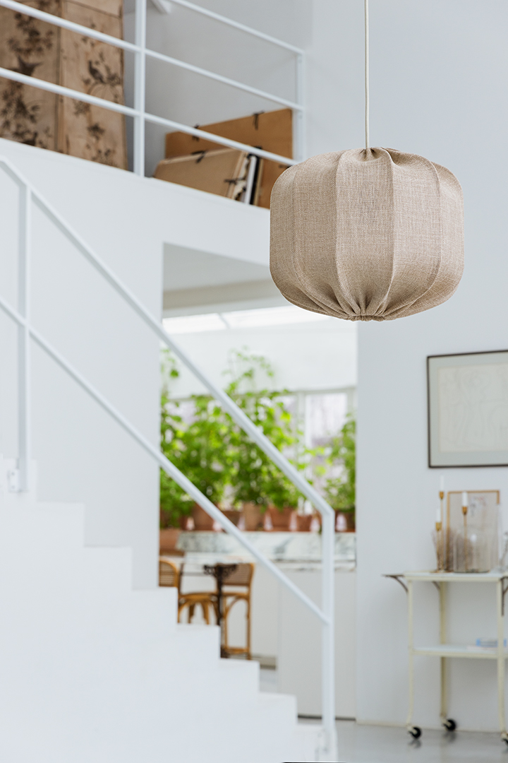 Dester Skjerm Ekskl. Oppheng Ø38 Beige Taklampe Fra Alde & Lind - Linstoffet gir Dester-lampeskjermen et sofistikert og elegant uttrykk.