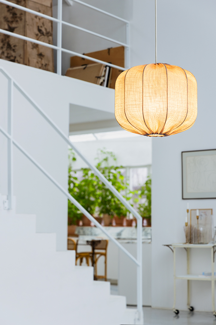 Dester Skjerm Ekskl. Oppheng Ø38 Beige Taklampe Fra Alde & Lind - Linstoffet gir Dester-lampeskjermen et sofistikert og elegant uttrykk.