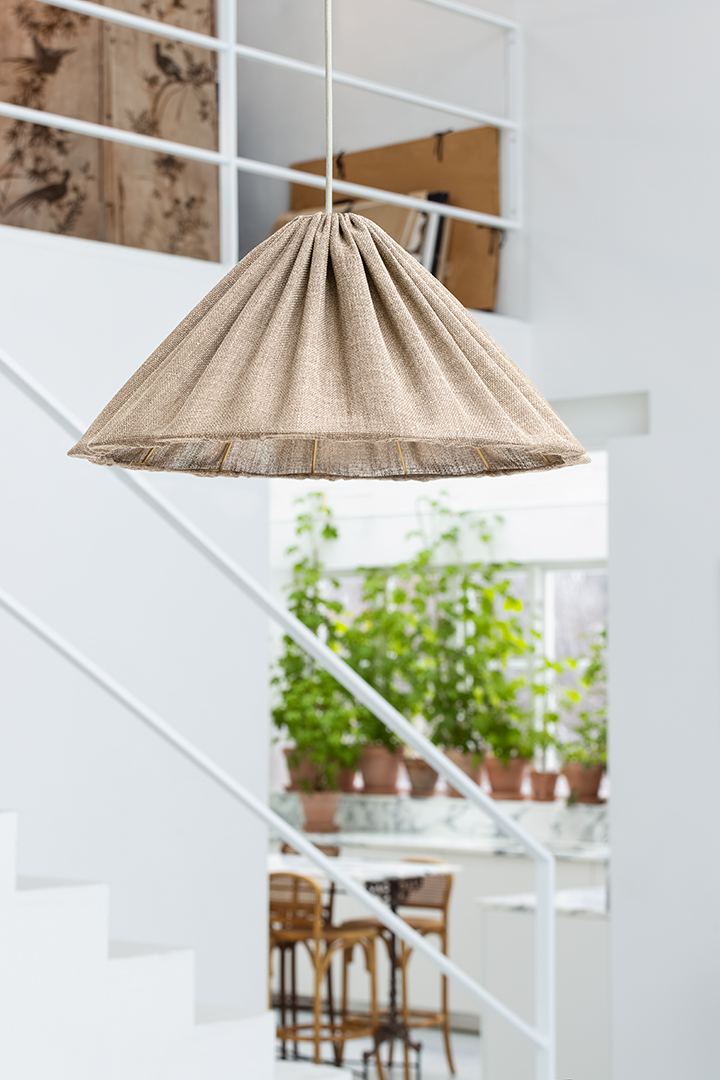 Fuji Skjerm Ekskl. Oppheng Ø58 Brun Taklampe Fra Alde & Lind - Fuji-taklampen med sin b&oslash;lgete kant gir ethvert rom en unik og koselig f&oslash;lelse.