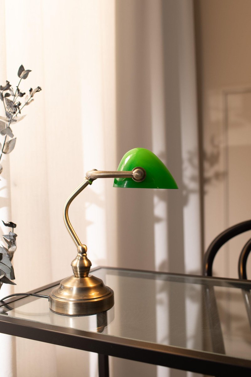 Bankers 25cm Antikk messing skrivebordslampe Fra Markslöjd - Bankers bordlampe har en metallsokkel og justerbart gr&oslash;nt glass.