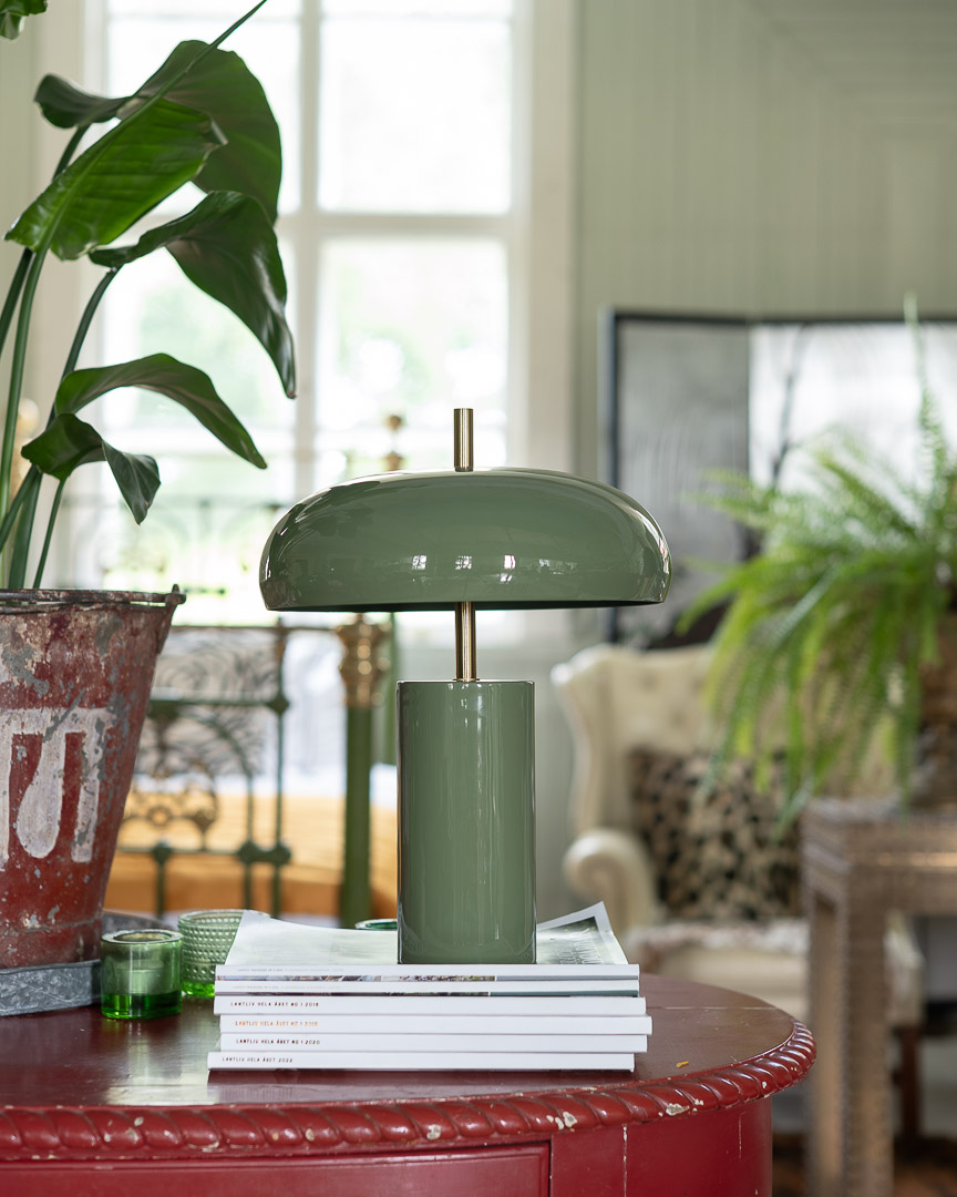 Lex 40cm Grønn bordlampe Fra Alde & Lind - Lex er en moderne bordlampe i metall med en matt grønn farge og en høyglanset, emaljelignende finish.