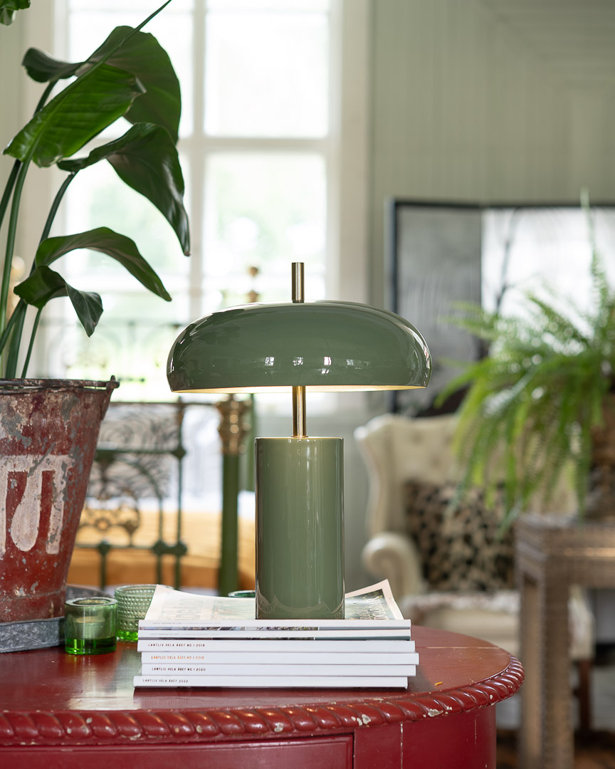 Lex 40cm Grønn bordlampe Fra Alde & Lind - Lex er en moderne bordlampe i metall med en matt grønn farge og en høyglanset, emaljelignende finish.