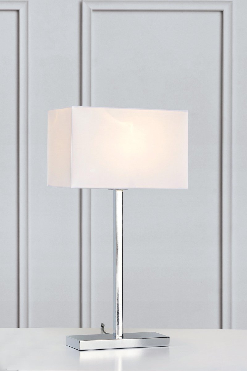 Savoy 50cm Hvit bordlampe Fra Markslöjd - Savoy bordlampe i krom og hvit tekstilskjerm har et elegant og stilig design.