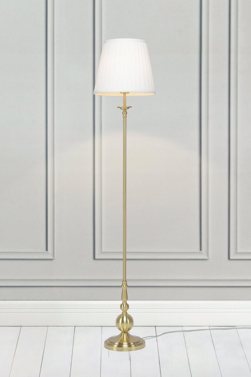 Imperia Messing gulvlampe Fra Markslöjd - Imperia er en elegant gulvlampe i klassisk design med en stilig messingsokkel og en vakker skjerm i hvitt stoff.