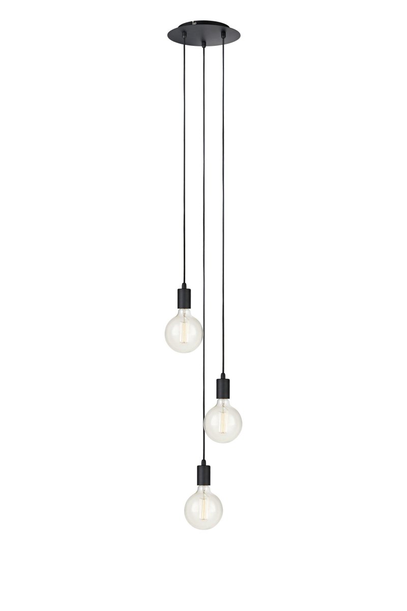 Sky Ø25 Svart Taklampe Fra Markslöjd - Taklampe fra Sky-serien, med tre lamper i sort metall og sort tekstilledning som henger i ulike niv&aring;er fra en rund takbrakett.