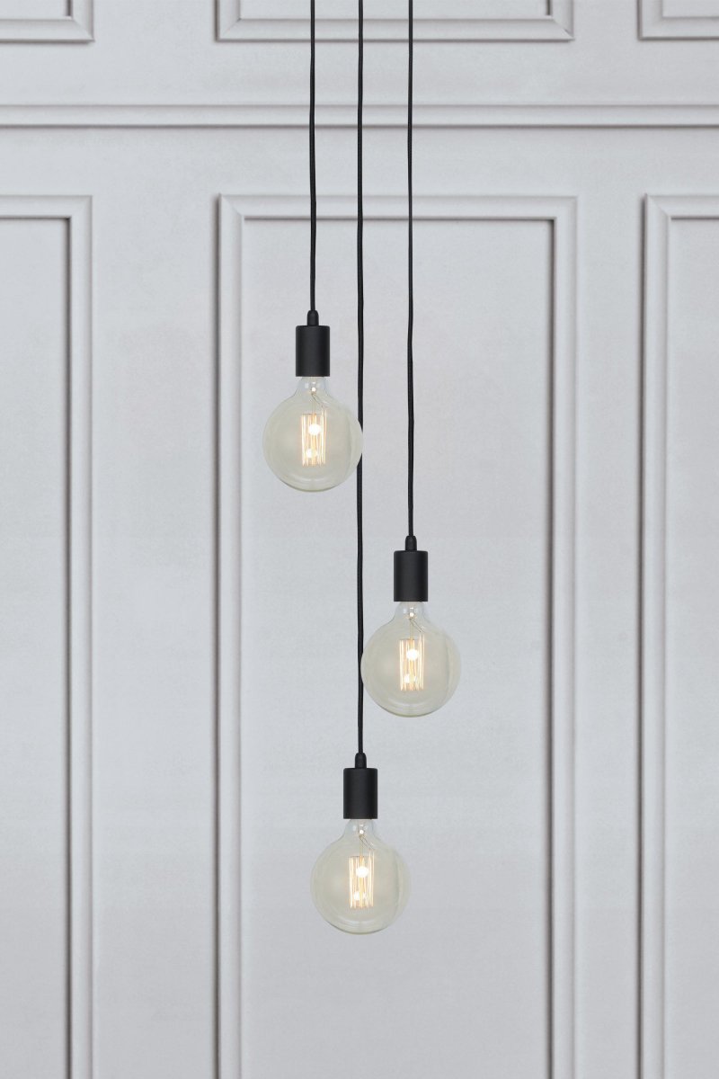 Sky Ø25 Svart Taklampe Fra Markslöjd - Taklampe fra Sky-serien, med tre lamper i sort metall og sort tekstilledning som henger i ulike niv&aring;er fra en rund takbrakett.