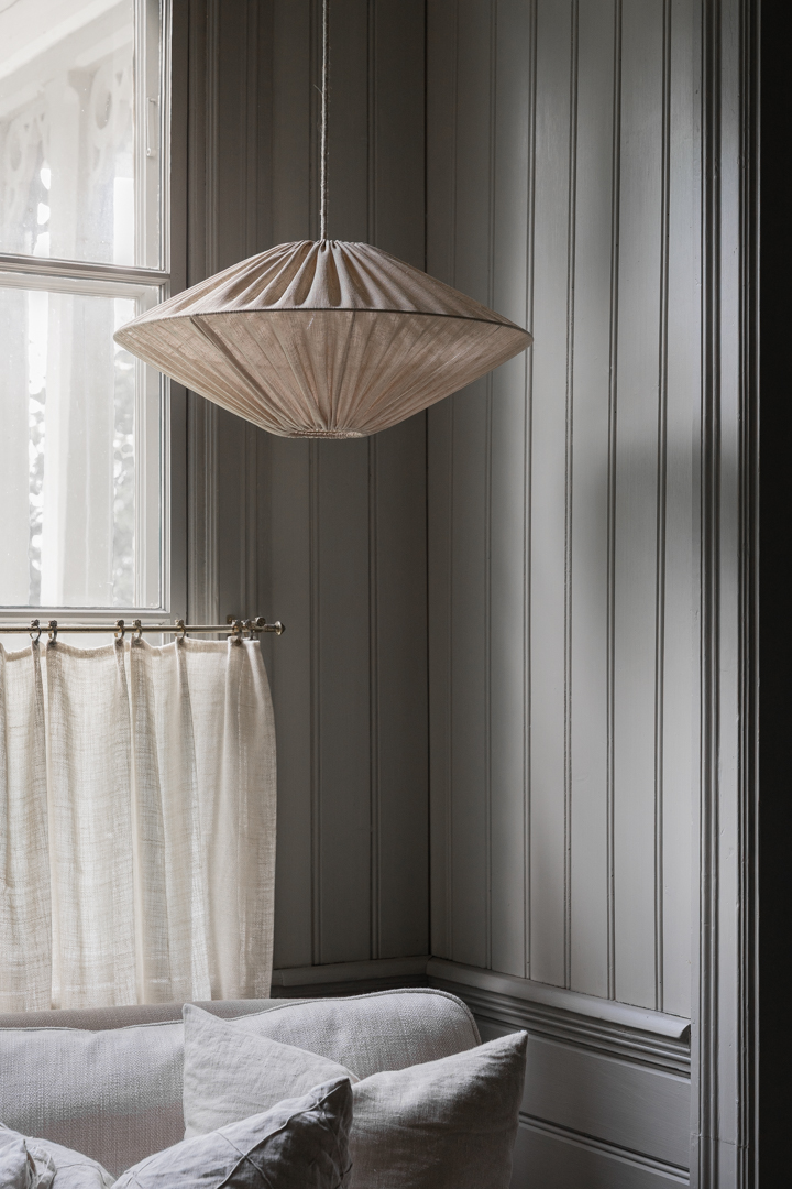 Figo Skjerm Ekskl. Oppheng Ø58 Sand Taklampe Fra Alde & Lind - Stoffet er laget av resirkulert polyester, men har et fint &laquo;lin-utseende&raquo; i fargen &laquo;sand&raquo;.