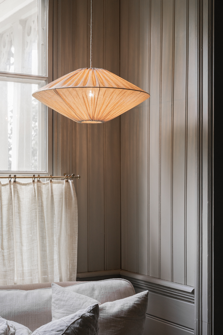 Figo Skjerm Ekskl. Oppheng Ø58 Sand Taklampe Fra Alde & Lind - Stoffet er laget av resirkulert polyester, men har et fint &laquo;lin-utseende&raquo; i fargen &laquo;sand&raquo;.