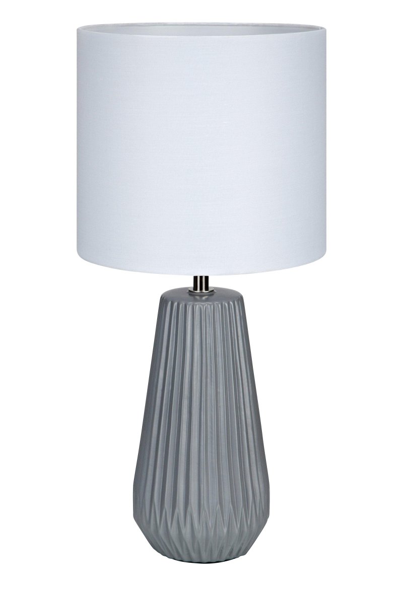 Nicci 40cm Grå bordlampe Fra Markslöjd - Lampeskjermen er hvit, noe som skaper et mykt og behagelig lys som passer perfekt i ulike interiørstiler.