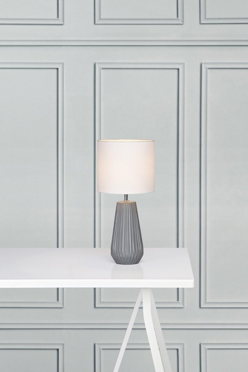 Nicci 40cm Grå bordlampe Fra Markslöjd - Lampeskjermen er hvit, noe som skaper et mykt og behagelig lys som passer perfekt i ulike interiørstiler.
