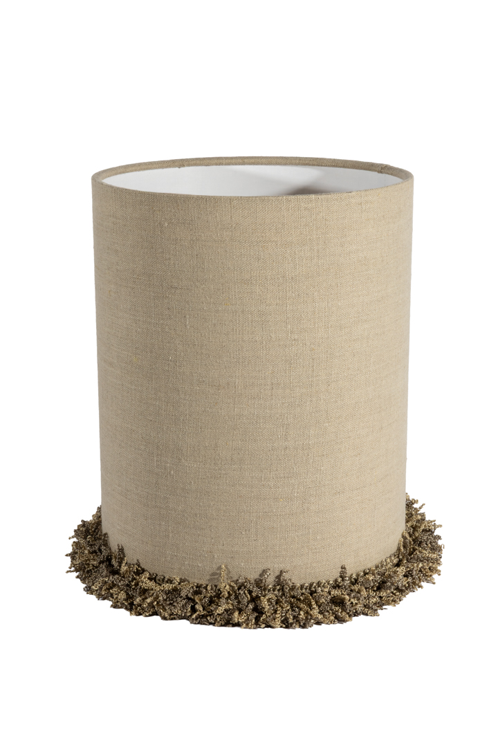 Lampshade Cylinder Fringe Ø22 Natur Fra Alde & Lind - Kantene er nøye brettet, og langs den nederste kanten går en dekorativ, kraftig blondefrynse som gir lampeskjermen en elegant og eksklusiv detalj.