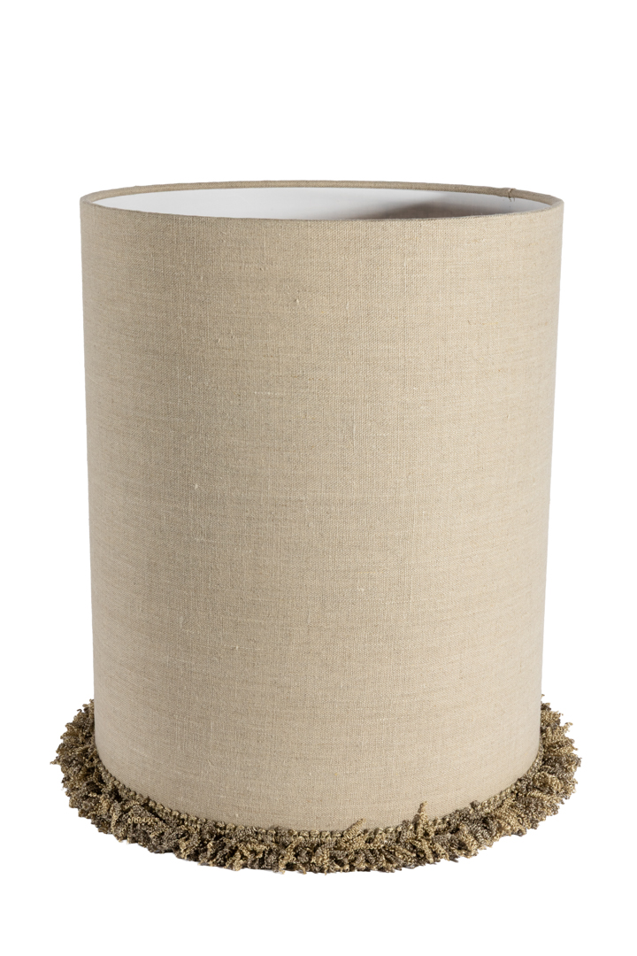 Lampshade Cylinder Fringe Ø30 Natur Fra Alde & Lind - Kantene er nøye brettet, og langs den nederste kanten går en dekorativ, kraftig blondefrynse som gir lampeskjermen en elegant og eksklusiv detalj.