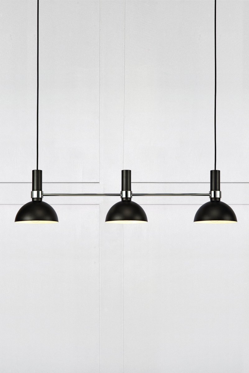Larry 100cm Svart Taklampe Fra Markslöjd - Larry-taklampen med tre kupler er en klassiker i moderne årgang, perfekt for kjøkkenbordet eller kjøkkenet.