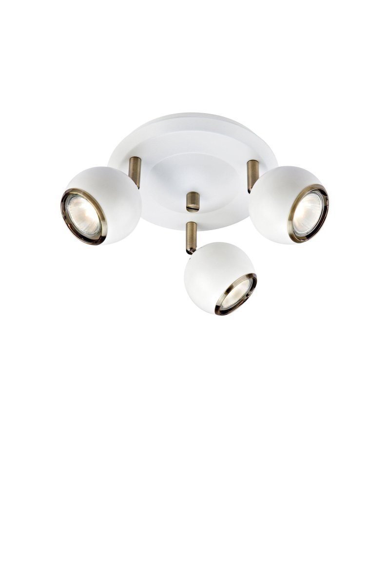 Coco 3 Hvit spotlight Fra Markslöjd - Coco er en moderne taklampe med tre justerbare spotlights som tilbyr en elegant og funksjonell lysløsning.