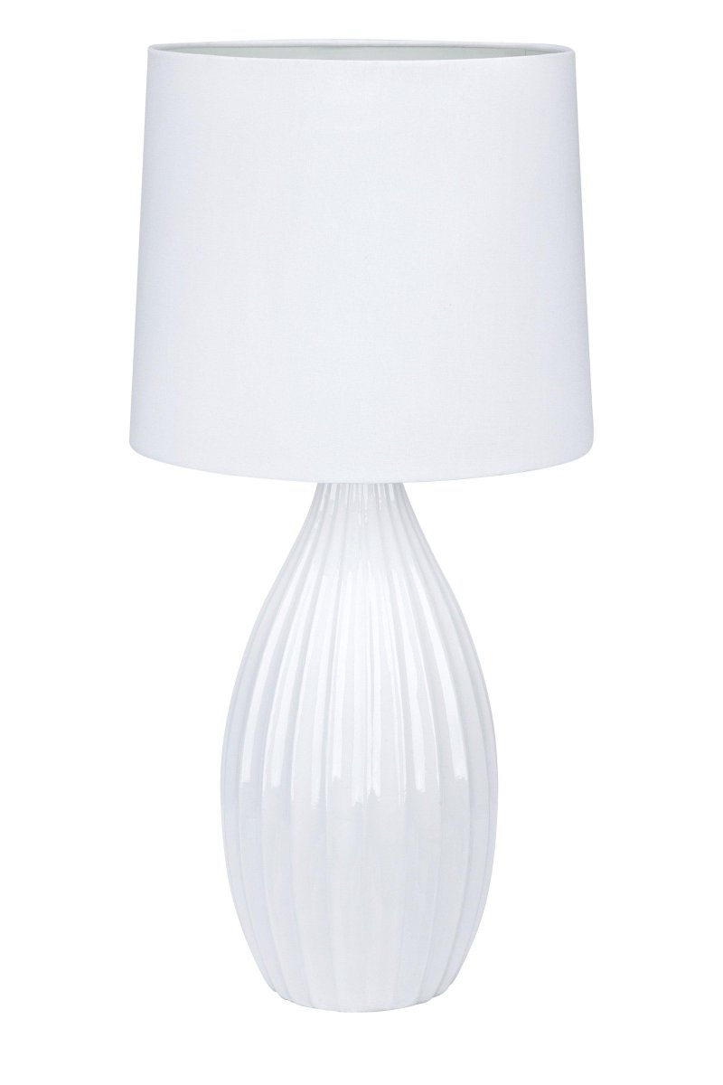 Stephanie 50cm Hvit bordlampe Fra Markslöjd - Lampen har en høyde på 50,5 cm og leveres med en 1,5 meter lang ledning med strømbryter.