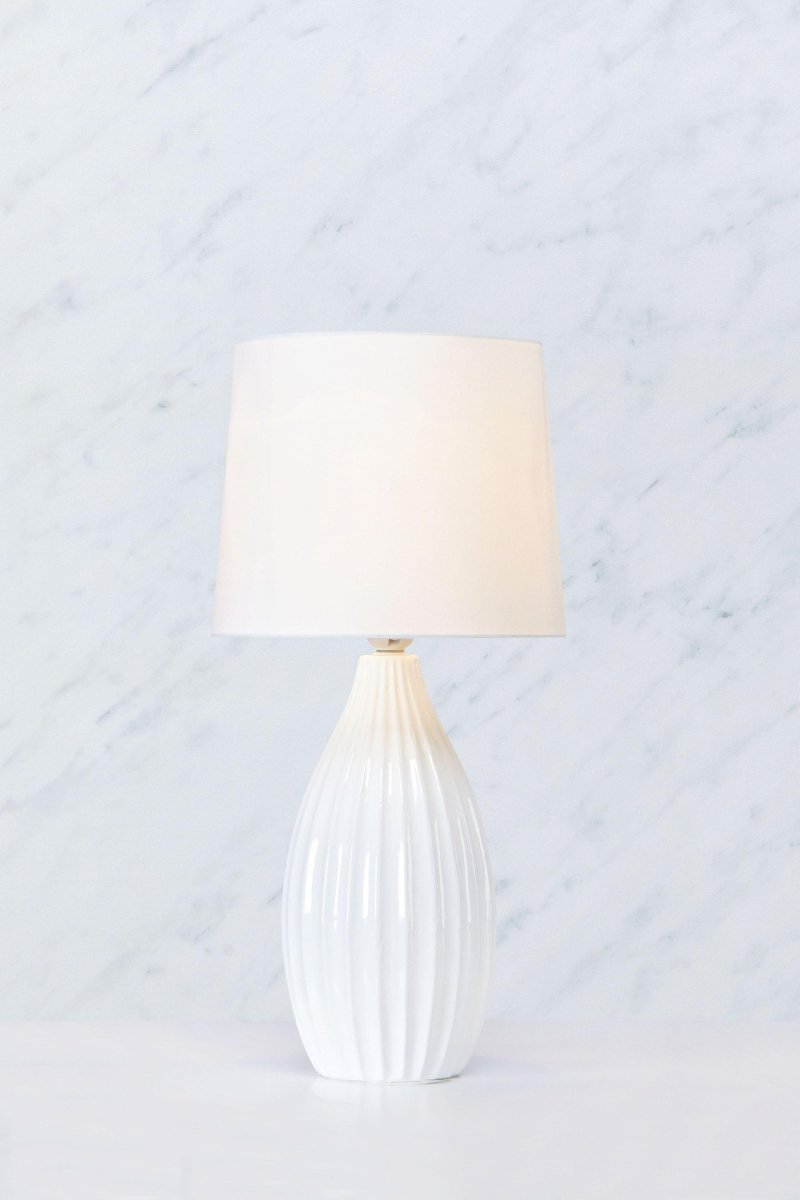 Stephanie 50cm Hvit bordlampe Fra Markslöjd - Lampen har en høyde på 50,5 cm og leveres med en 1,5 meter lang ledning med strømbryter.
