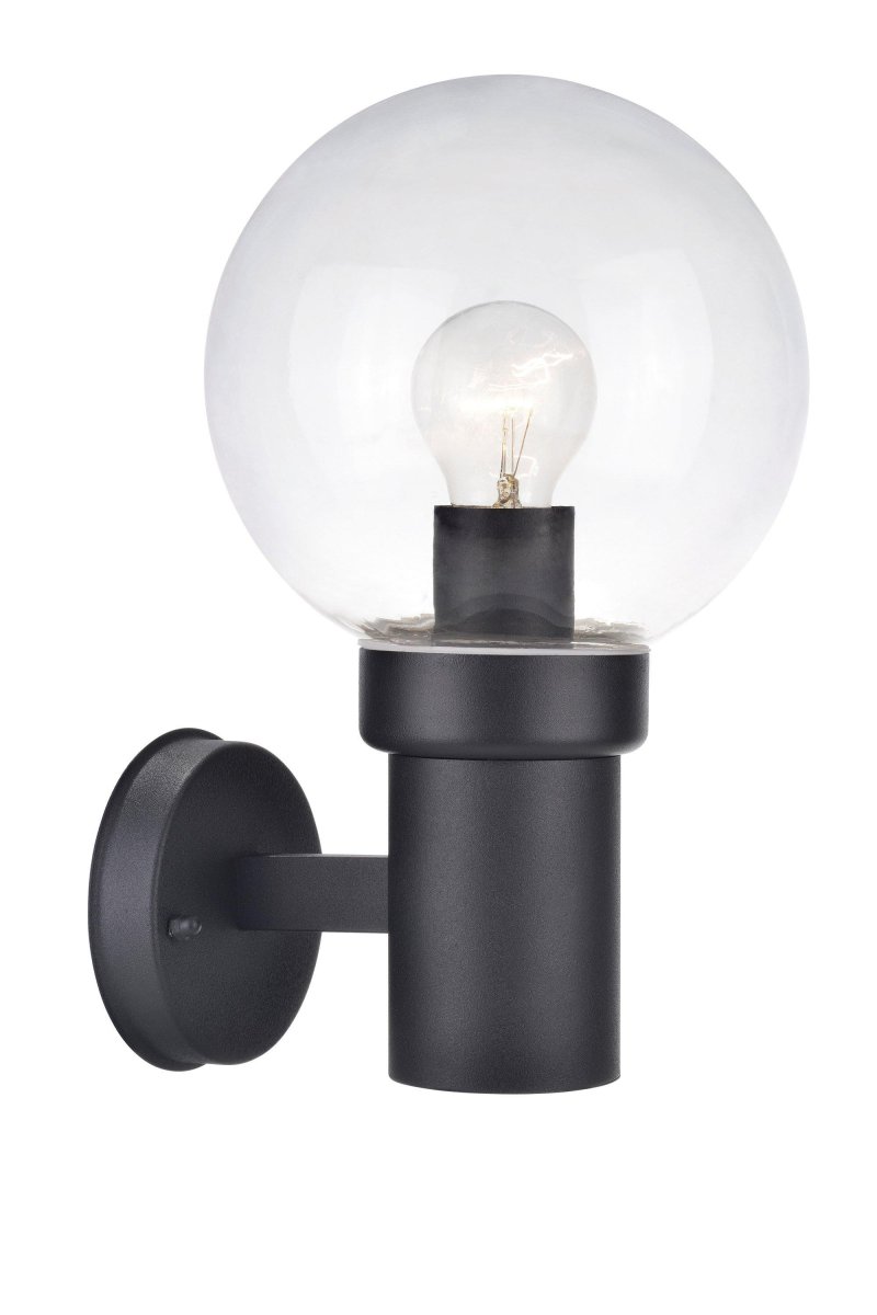 Caris Svart utendørslampe Fra Markslöjd - Med en robust, sort metallfot og en stor, klar glasskuppel sprer lampen et klart og behagelig lys som skaper en innbydende atmosf&aelig;re.