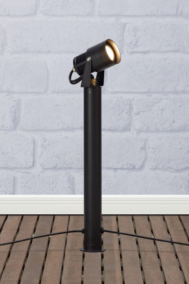 Spotlight 6W 45cm Svart Garden 24 Fra Markslöjd - Garden 24 er IP44-klassifisert og tilpasset hage- og utendørsbelysning som du enkelt kan installere.