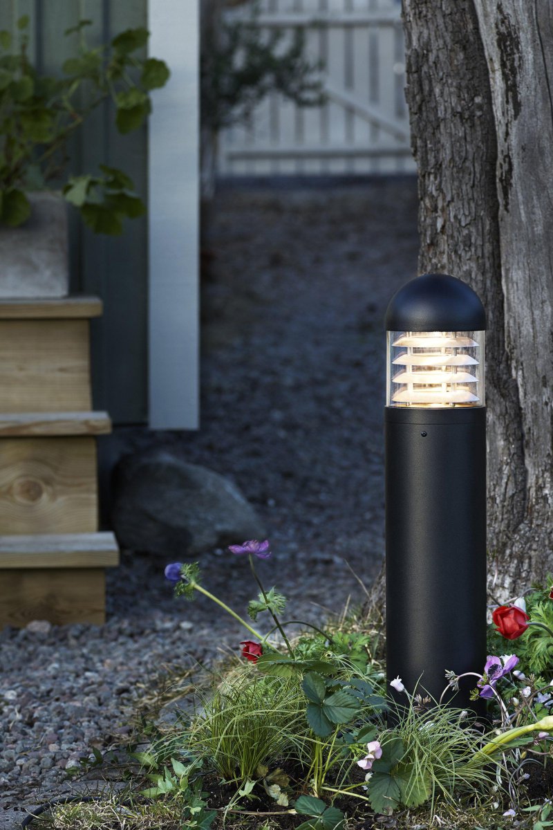 Pullertlampe 6W 60cm Svart Garden 24 Fra Markslöjd - Garden 24 er IP44-klassifisert og tilpasset hage- og utend&oslash;rsbelysning som du enkelt kan installere.