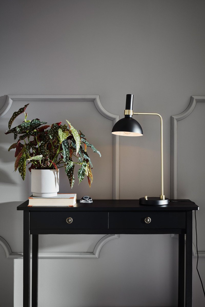Larry 65cm Børstet messing skrivebordslampe Fra Markslöjd - Larry er en stilig og diskret bordlampe som gir et elegant l&oslash;ft til arbeidsplassen, nattbordet eller gangen.