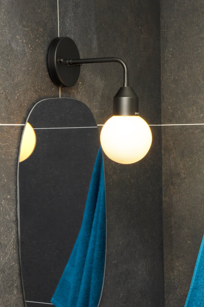 Florens Ø12 Svart baderomslampe Fra Aneta Lighting - Perfekt for plassering over speilet eller som et par på hver side for jevn og funksjonell belysning.